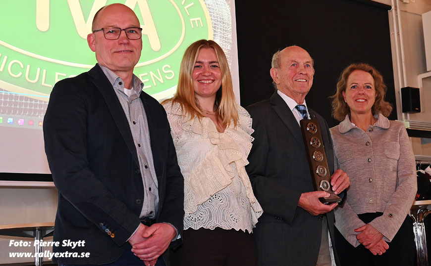 Tre generationer som alla hyllar och värdesatte Ewy högt. Jörgen Jönsson, Nellie Jönsson lillebror Gert Jönsson 92 och Eva Jönelid verkar för att bevara minnet av Ewys bravader och framgångar i rallyspåret. Utmärkelsen och alla hyllningar berörde verkligen Ewys släktingar i lördags.